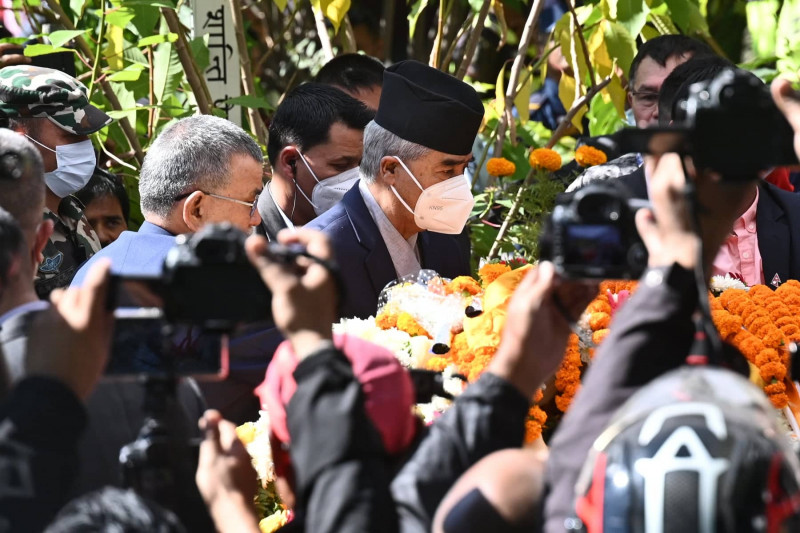 प्रधानमन्त्री देउवासँगै अध्यक्ष प्रचण्डले दिए सत्यमाेहनलाई श्रद्धाञ्जलि